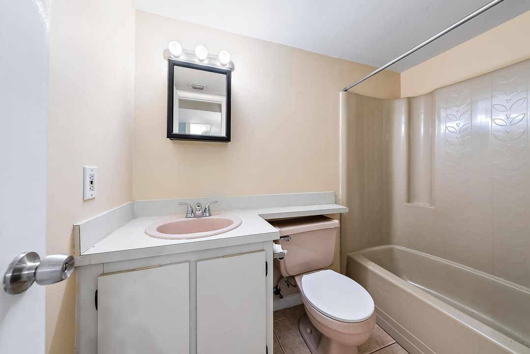 For Sale: $250,000 (2 beds, 2 baths, 860 Square Feet)