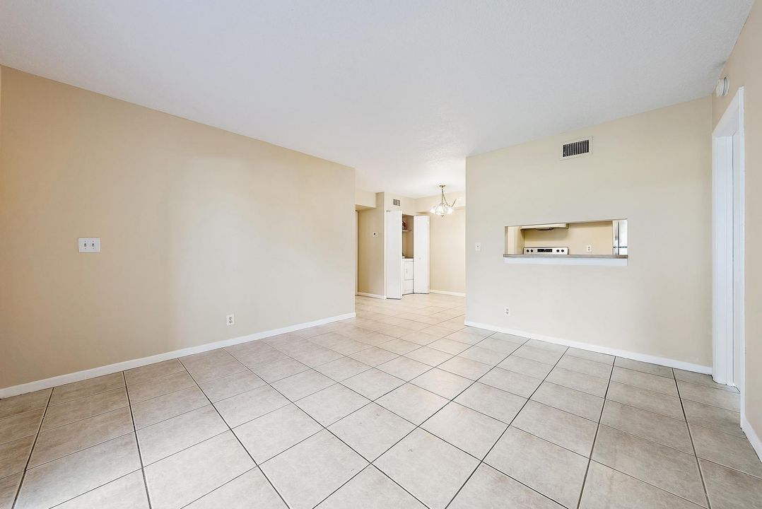 For Sale: $250,000 (2 beds, 2 baths, 860 Square Feet)