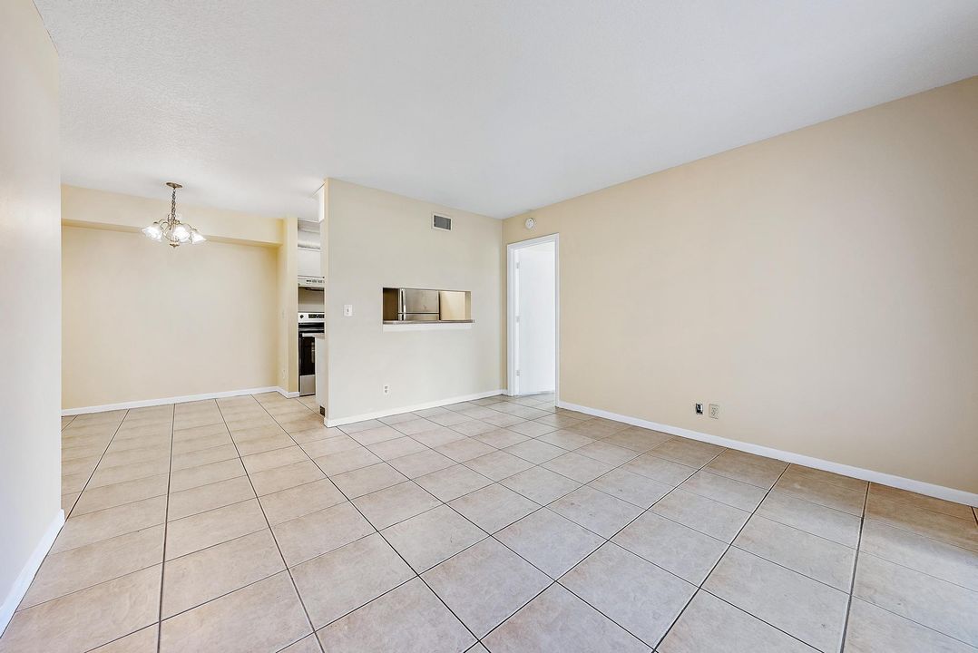 For Sale: $250,000 (2 beds, 2 baths, 860 Square Feet)