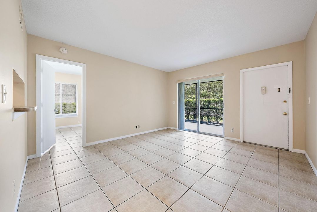 For Sale: $250,000 (2 beds, 2 baths, 860 Square Feet)