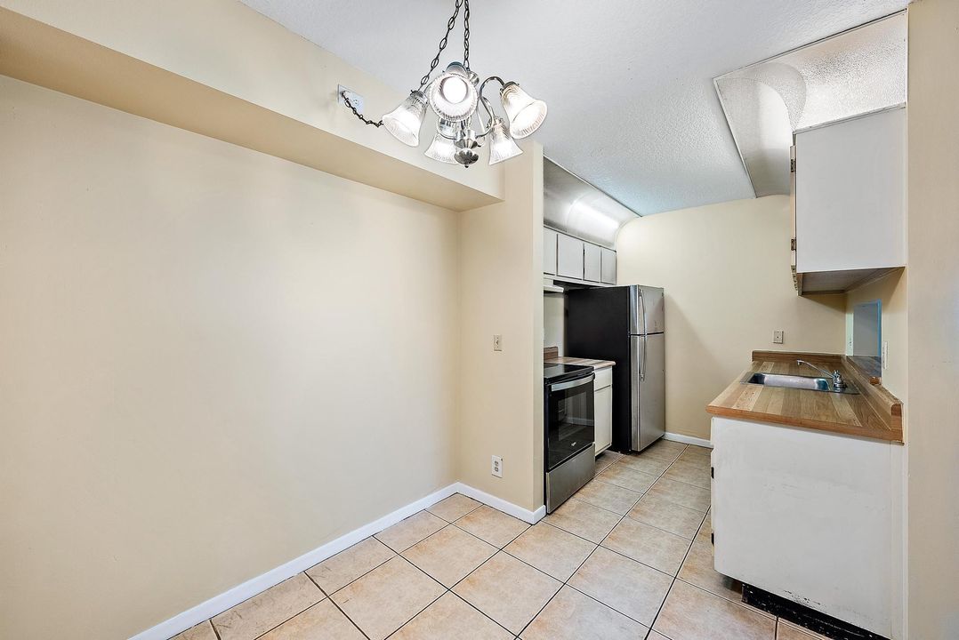 For Sale: $250,000 (2 beds, 2 baths, 860 Square Feet)