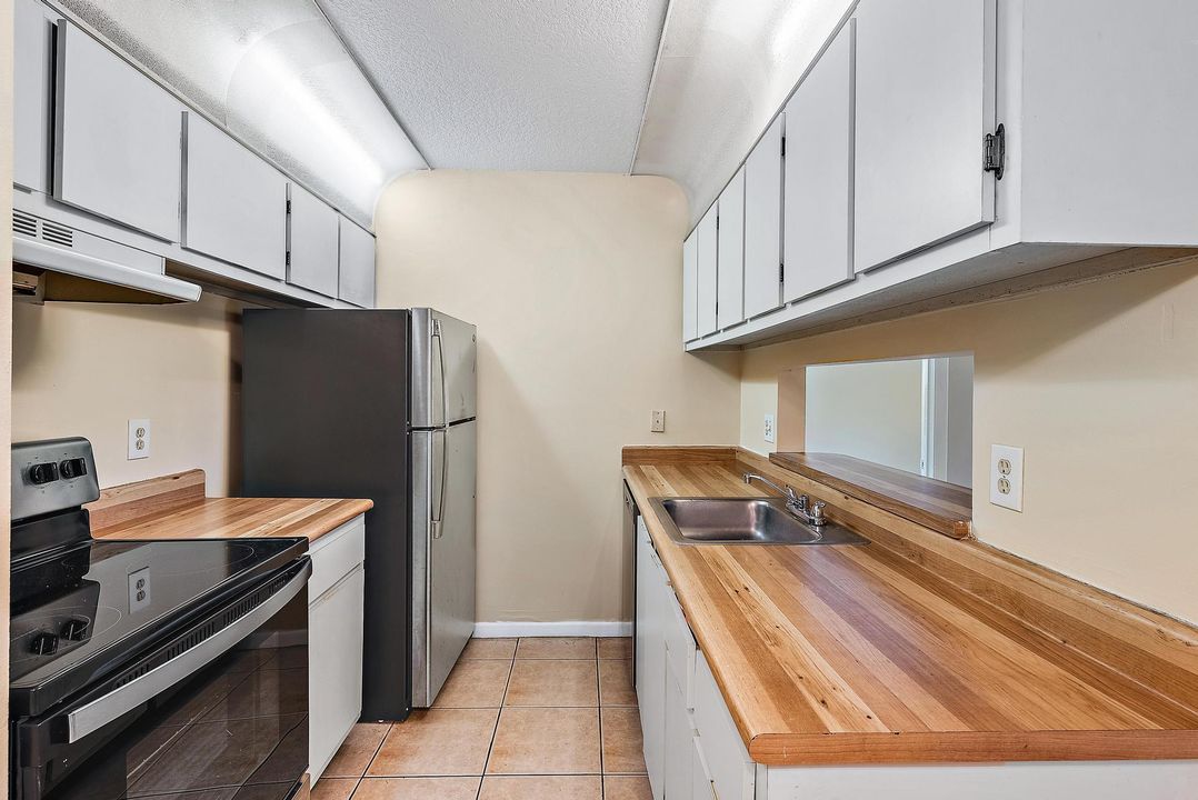 For Sale: $250,000 (2 beds, 2 baths, 860 Square Feet)