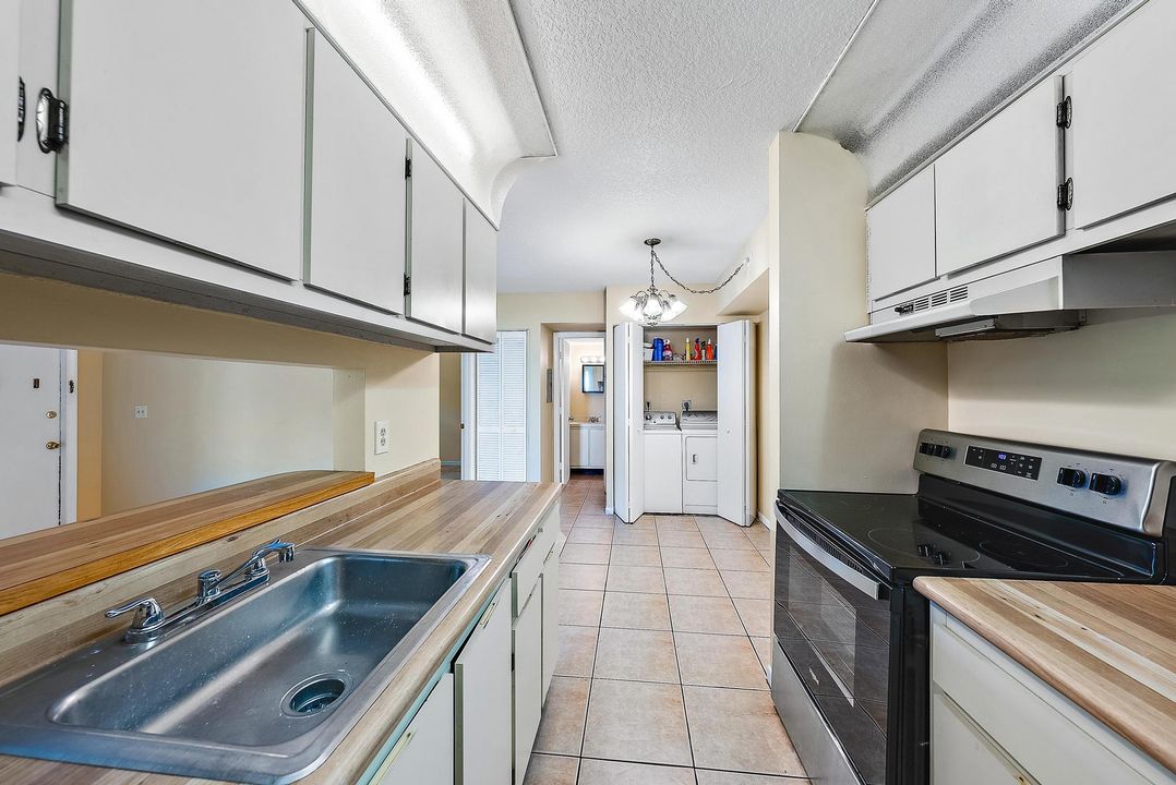 For Sale: $250,000 (2 beds, 2 baths, 860 Square Feet)