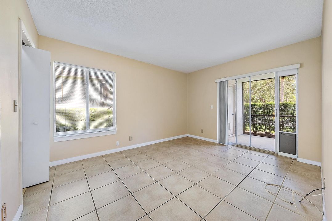 For Sale: $250,000 (2 beds, 2 baths, 860 Square Feet)