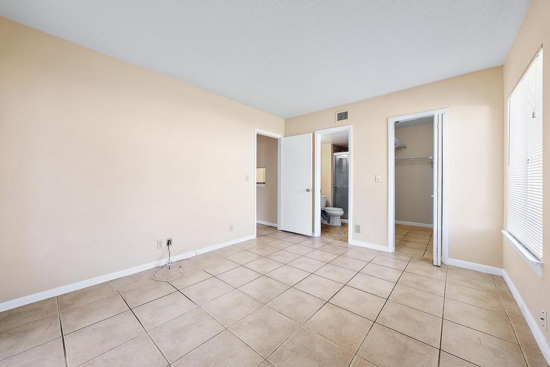 For Sale: $250,000 (2 beds, 2 baths, 860 Square Feet)