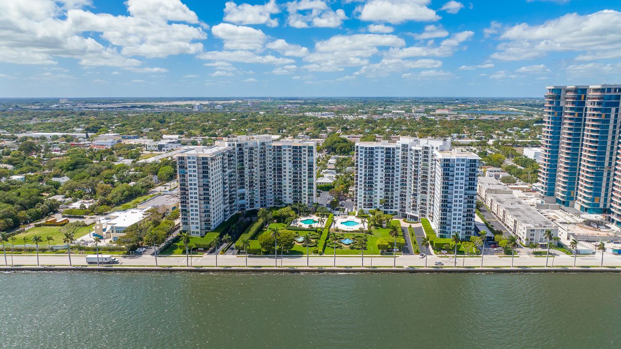 For Sale: $1,050,000 (2 beds, 2 baths, 1073 Square Feet)