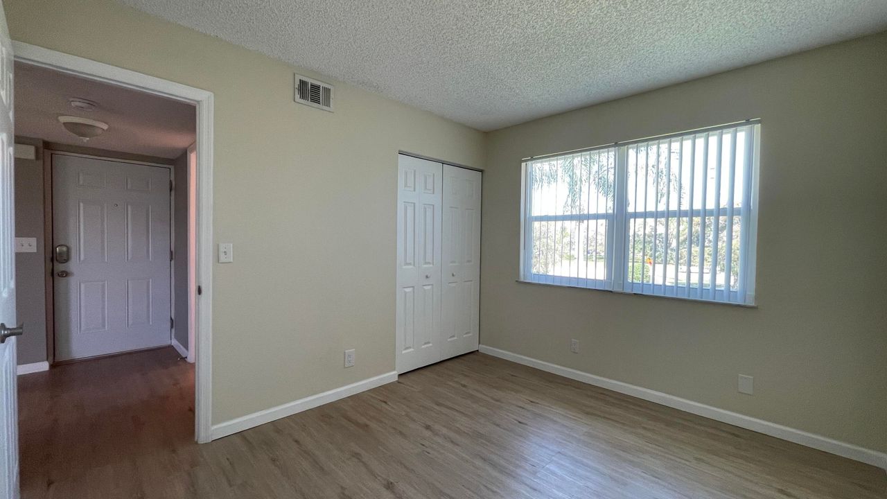 For Sale: $199,999 (2 beds, 2 baths, 782 Square Feet)