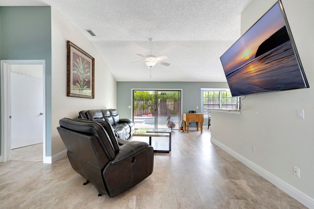 For Sale: $469,900 (2 beds, 2 baths, 1366 Square Feet)