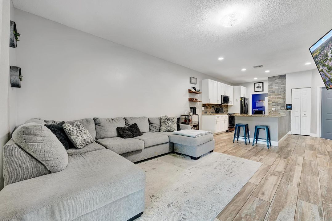 For Sale: $350,000 (2 beds, 2 baths, 1122 Square Feet)