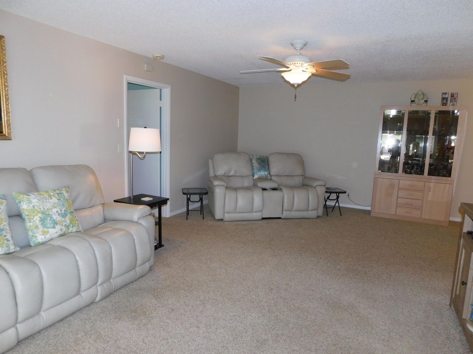 For Sale: $164,900 (2 beds, 2 baths, 1280 Square Feet)