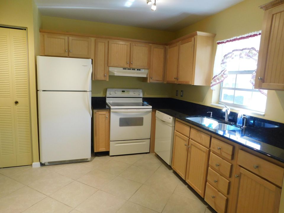 For Sale: $164,900 (2 beds, 2 baths, 1280 Square Feet)