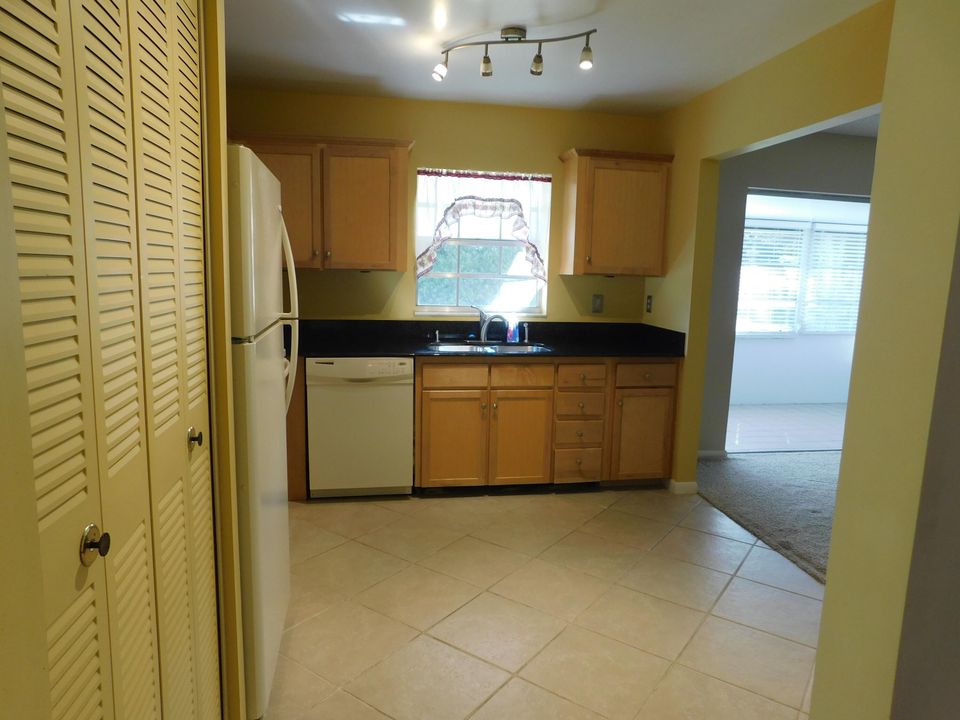 For Sale: $164,900 (2 beds, 2 baths, 1280 Square Feet)