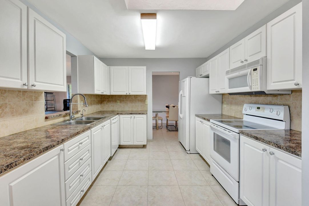 For Sale: $479,000 (2 beds, 2 baths, 1702 Square Feet)