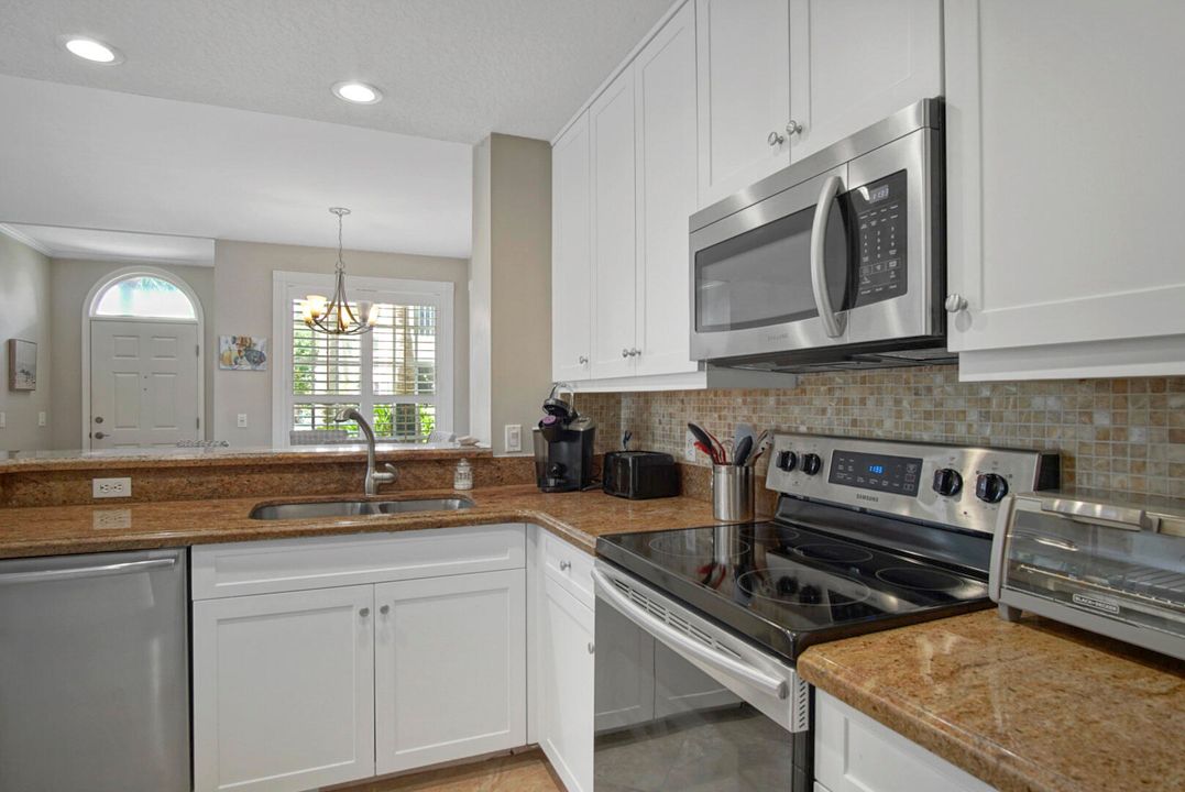 For Sale: $589,000 (2 beds, 2 baths, 1253 Square Feet)