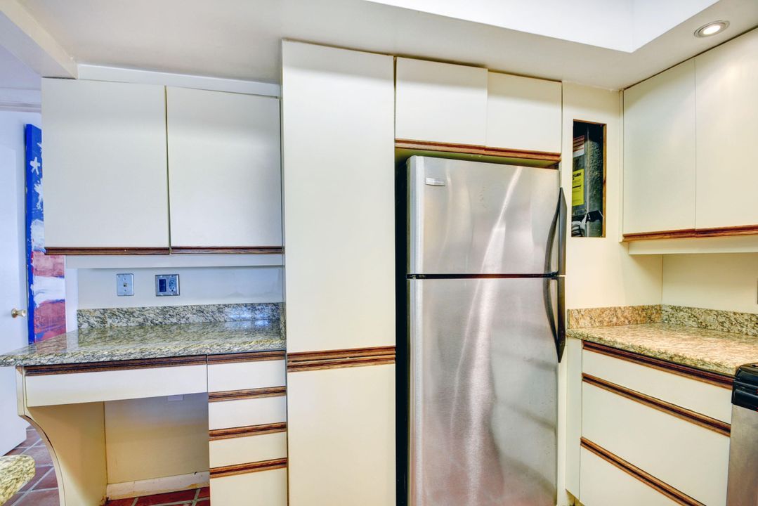 For Sale: $220,000 (1 beds, 1 baths, 696 Square Feet)