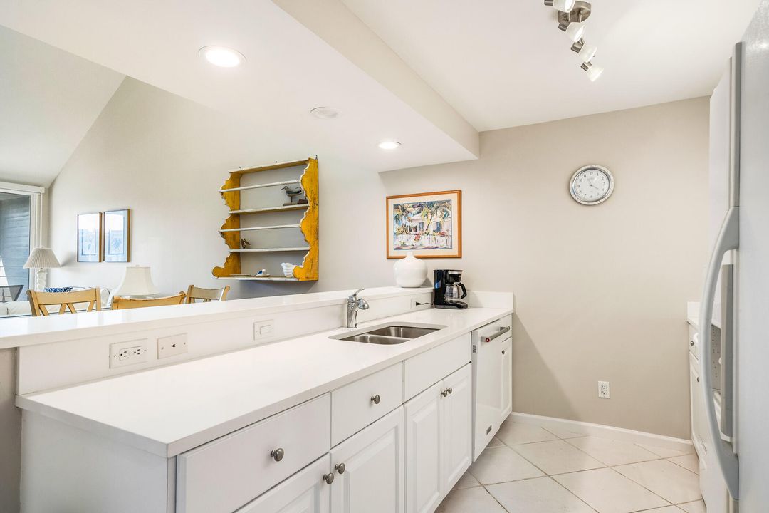 For Sale: $550,000 (2 beds, 2 baths, 1100 Square Feet)