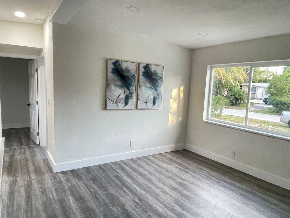 Active With Contract: $379,900 (3 beds, 2 baths, 922 Square Feet)