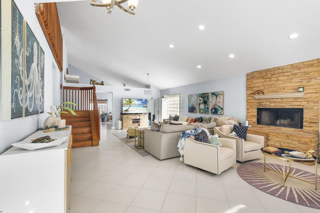 For Sale: $850,000 (4 beds, 2 baths, 2466 Square Feet)