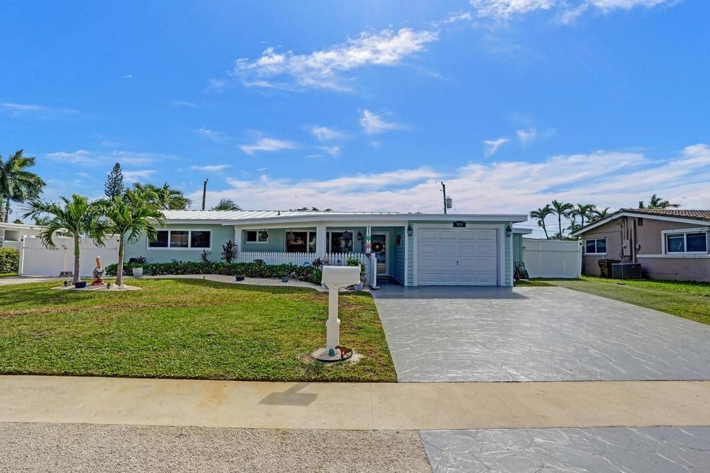 For Sale: $899,000 (3 beds, 2 baths, 1696 Square Feet)