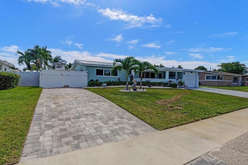 For Sale: $899,000 (3 beds, 2 baths, 1696 Square Feet)