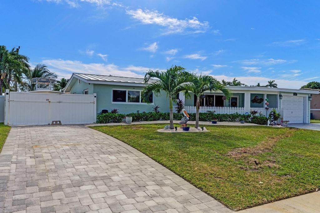 For Sale: $899,000 (3 beds, 2 baths, 1696 Square Feet)