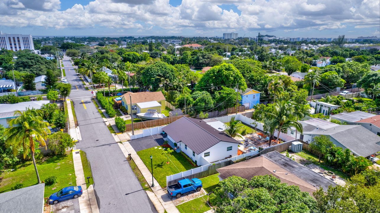 For Sale: $950,000 (3 beds, 2 baths, 1598 Square Feet)