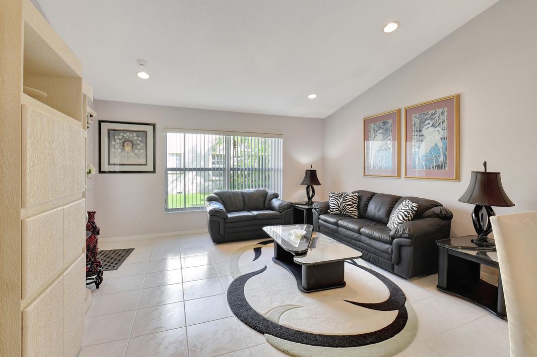 For Sale: $359,000 (2 beds, 2 baths, 1378 Square Feet)