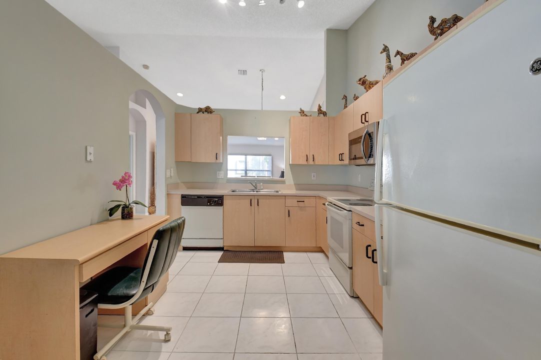 For Sale: $359,000 (2 beds, 2 baths, 1378 Square Feet)