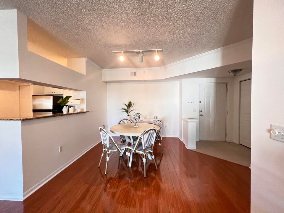 For Rent: $4,750 (2 beds, 2 baths, 1137 Square Feet)