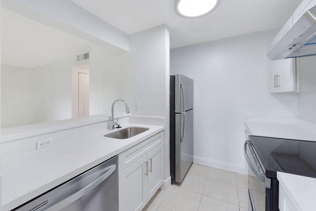 For Sale: $219,900 (2 beds, 2 baths, 921 Square Feet)