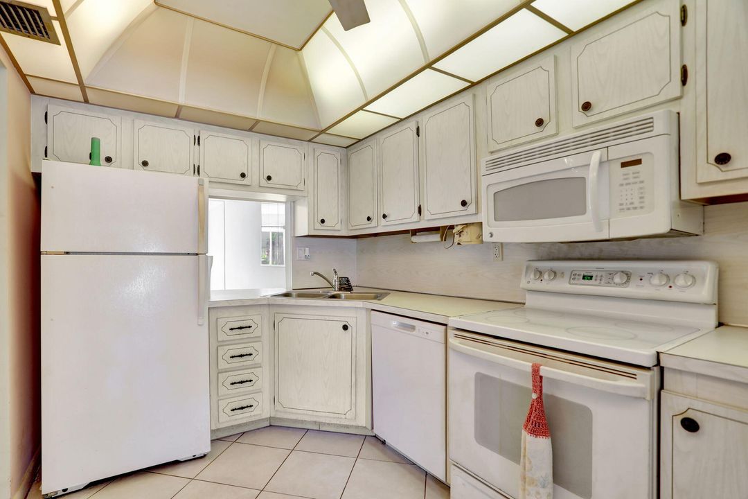 For Sale: $255,000 (2 beds, 2 baths, 1050 Square Feet)