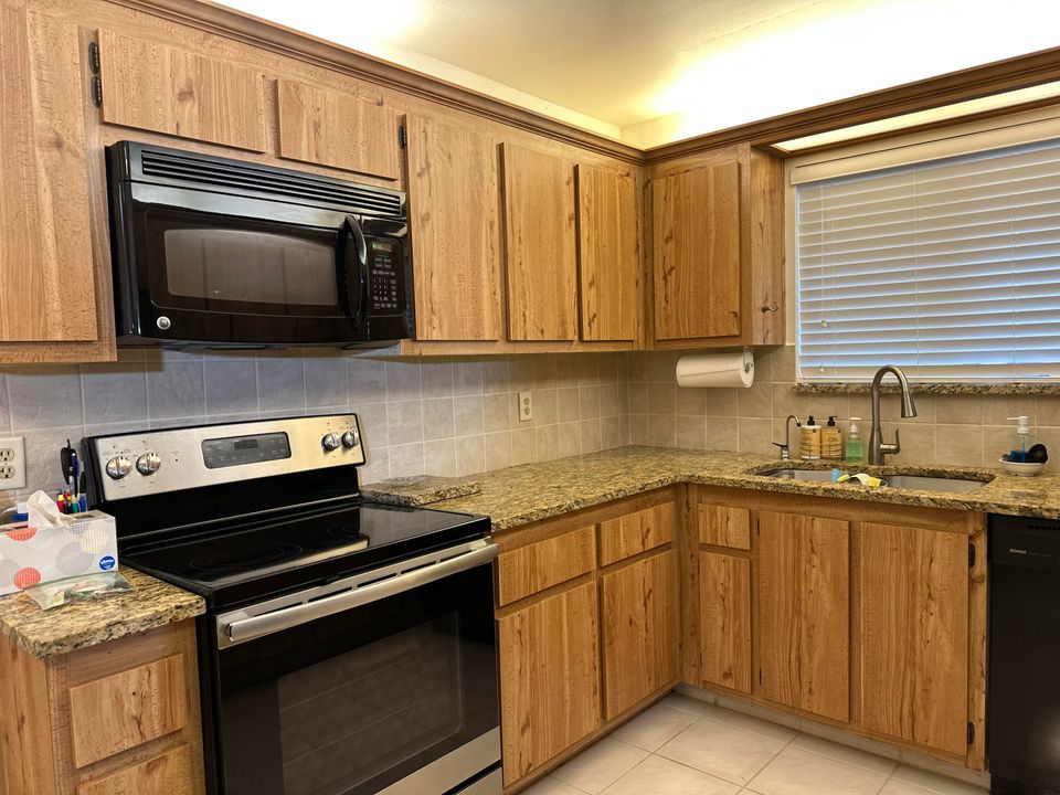 For Sale: $169,500 (2 beds, 2 baths, 1200 Square Feet)