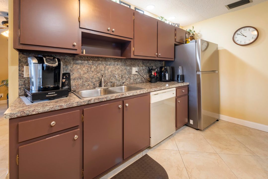 For Sale: $250,000 (2 beds, 2 baths, 1232 Square Feet)