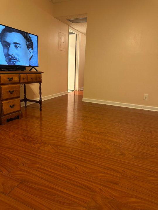 For Sale: $140,000 (2 beds, 1 baths, 865 Square Feet)