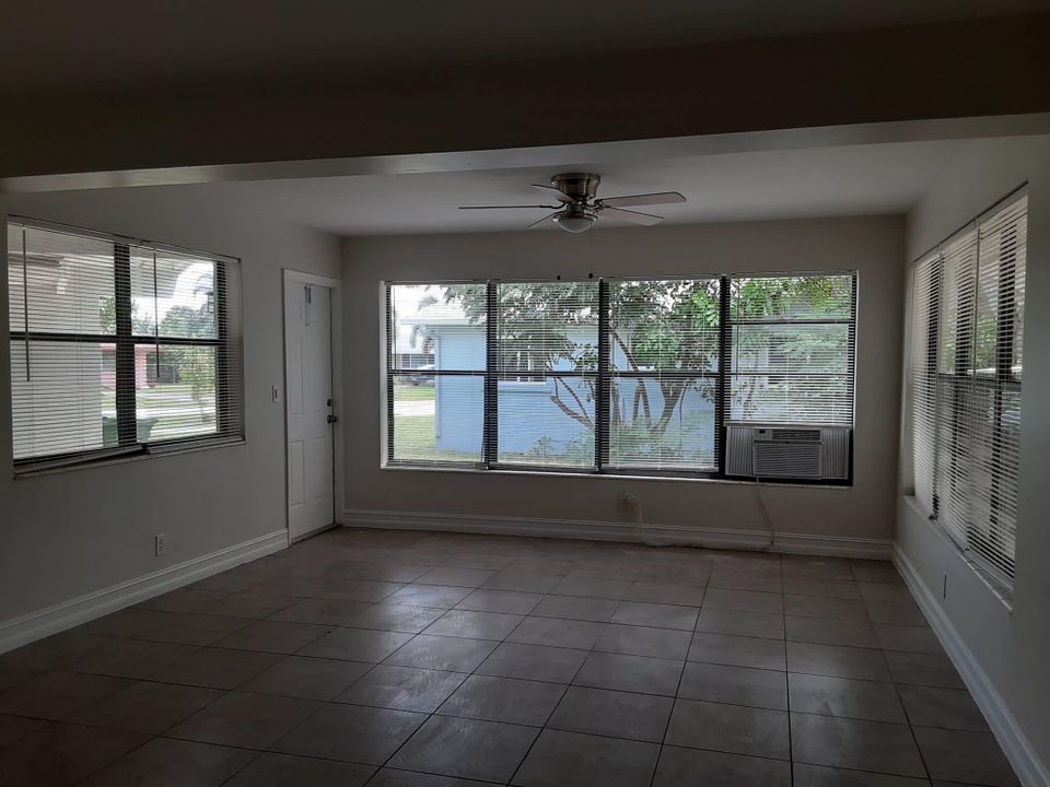 For Rent: $2,900 (3 beds, 2 baths, 1421 Square Feet)