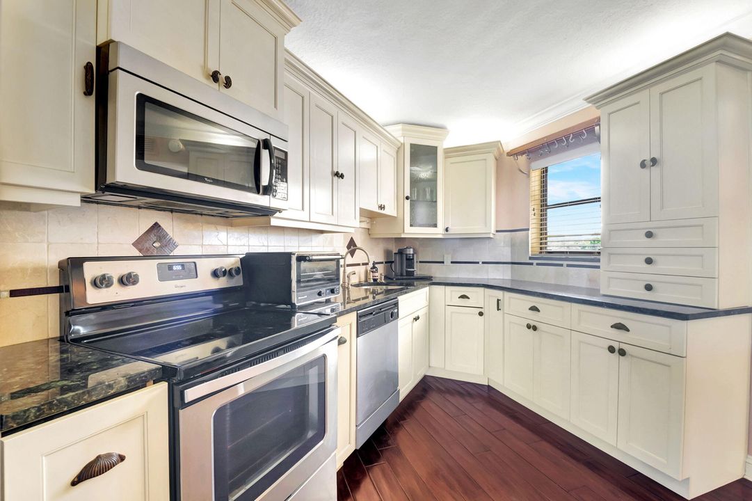 For Sale: $399,900 (2 beds, 2 baths, 1230 Square Feet)