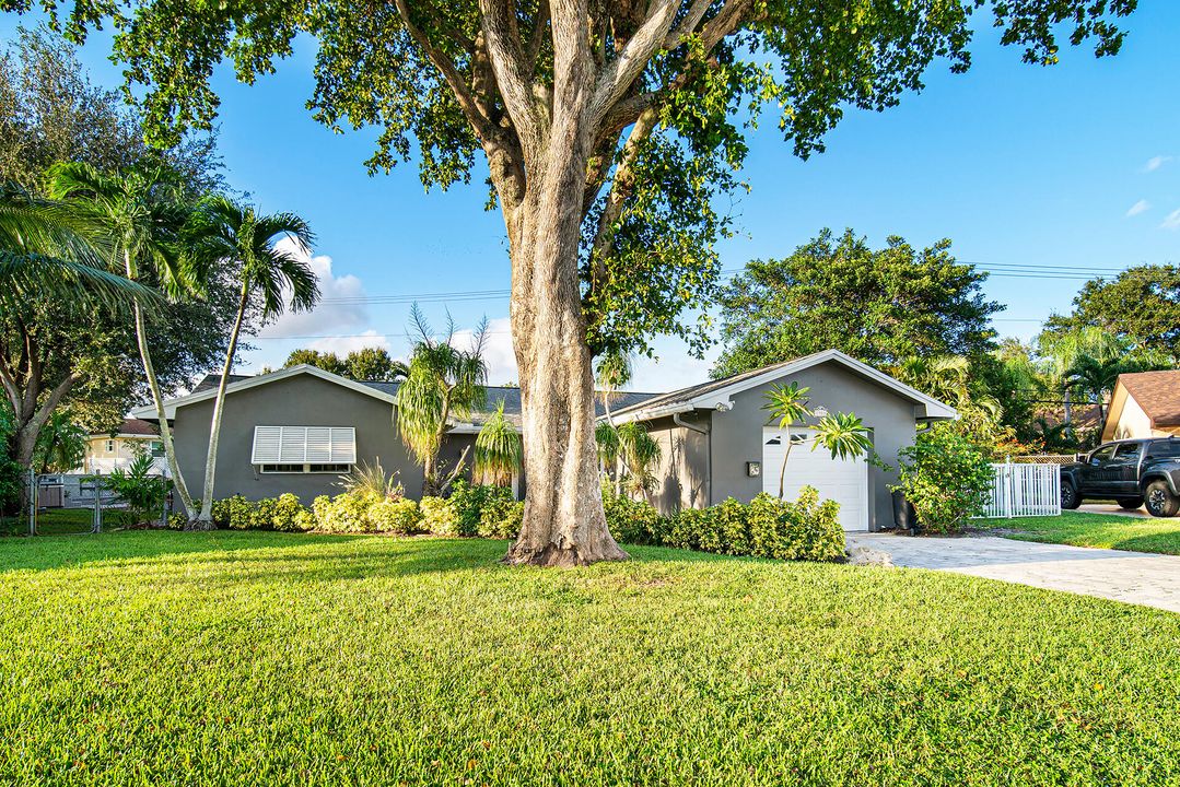 For Sale: $725,000 (4 beds, 3 baths, 1950 Square Feet)