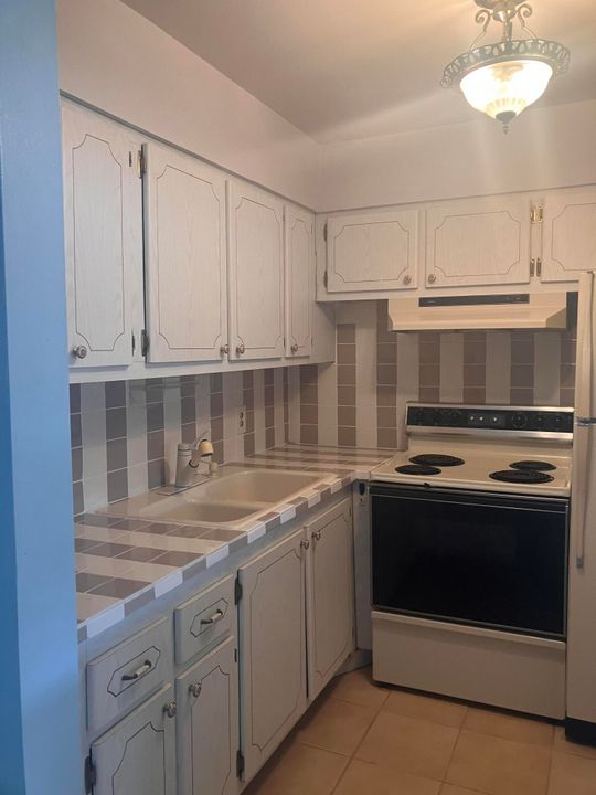 For Sale: $87,500 (1 beds, 1 baths, 570 Square Feet)