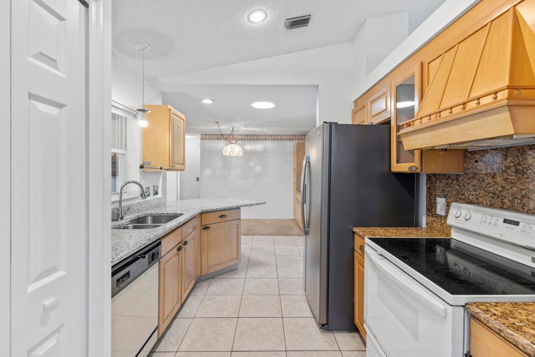 For Sale: $349,000 (3 beds, 2 baths, 1392 Square Feet)