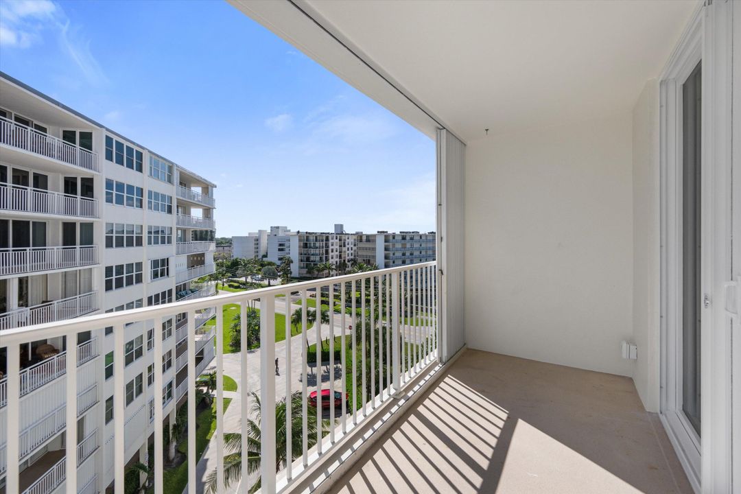 For Sale: $349,000 (1 beds, 1 baths, 785 Square Feet)