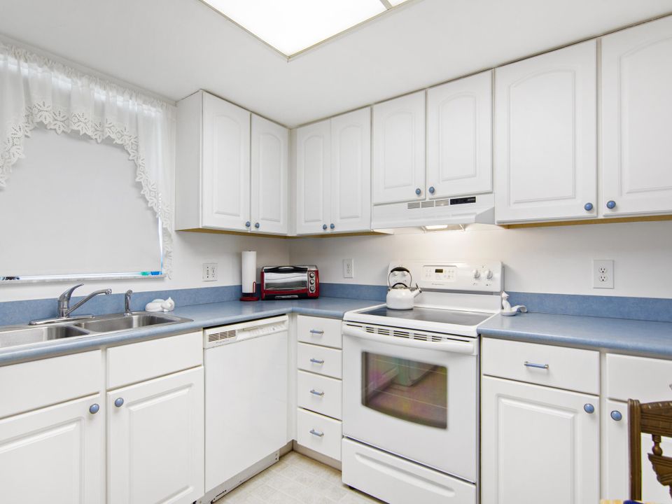 For Sale: $169,000 (2 beds, 2 baths, 1130 Square Feet)