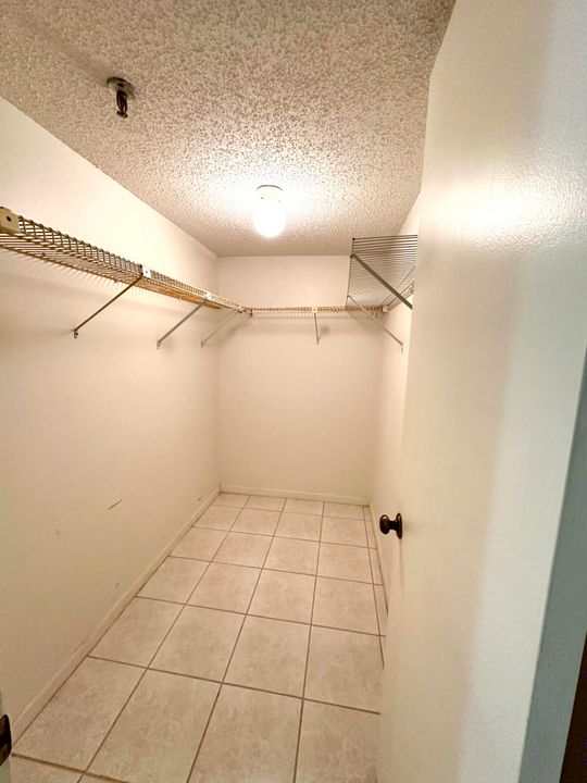 For Rent: $2,300 (2 beds, 2 baths, 979 Square Feet)