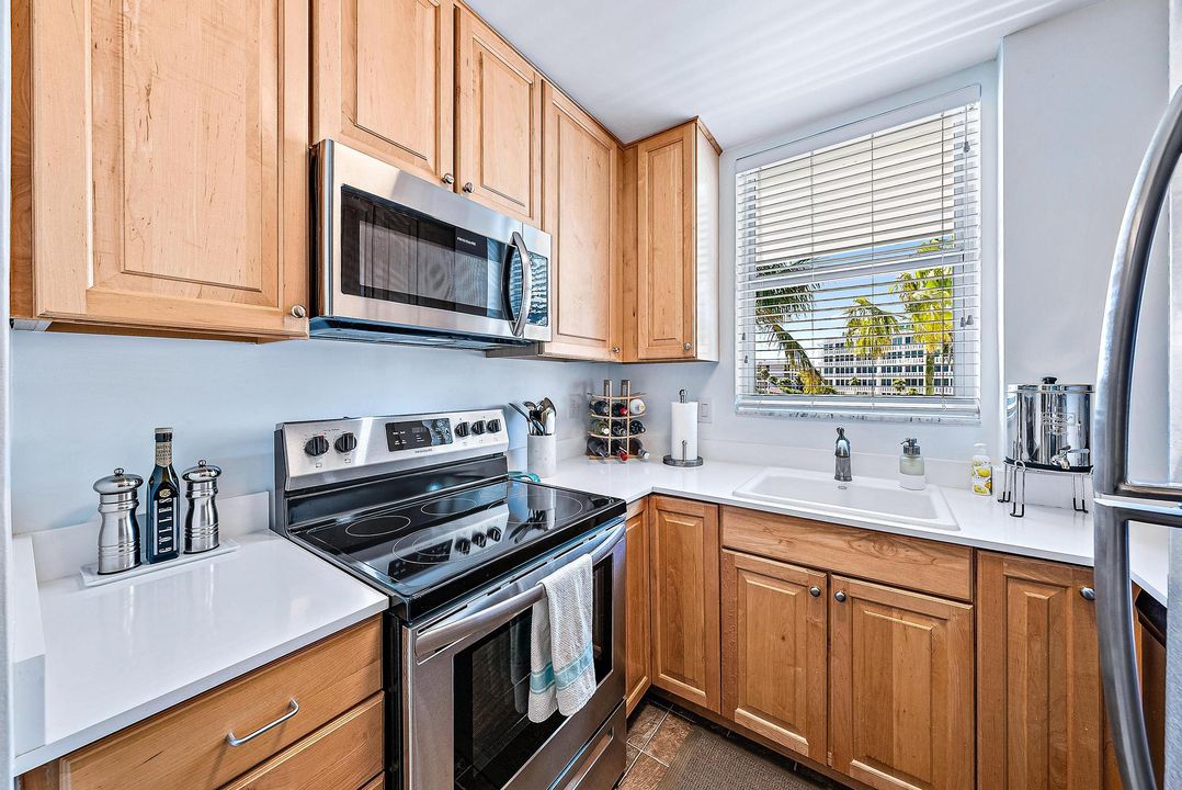 For Sale: $1,250,000 (1 beds, 1 baths, 690 Square Feet)