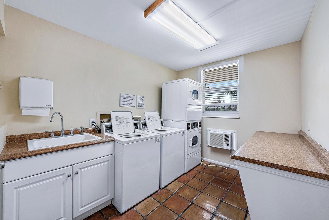 For Sale: $1,250,000 (1 beds, 1 baths, 690 Square Feet)