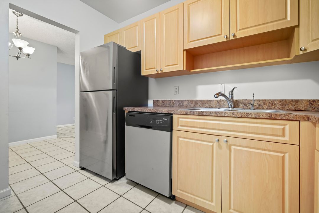 For Sale: $208,999 (2 beds, 2 baths, 1100 Square Feet)