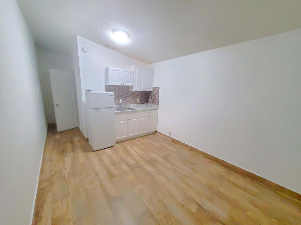 Active With Contract: $975 (0 beds, 1 baths, 200 Square Feet)