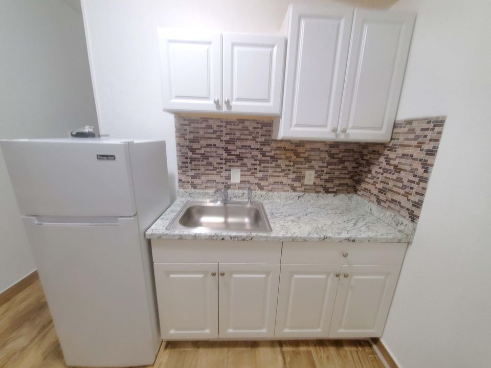 Active With Contract: $975 (0 beds, 1 baths, 200 Square Feet)