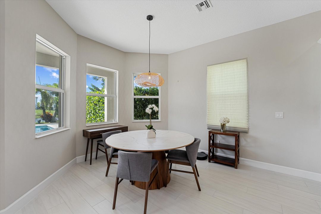 For Sale: $699,900 (3 beds, 2 baths, 1923 Square Feet)