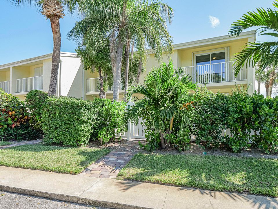 For Sale: $750,000 (2 beds, 2 baths, 1460 Square Feet)