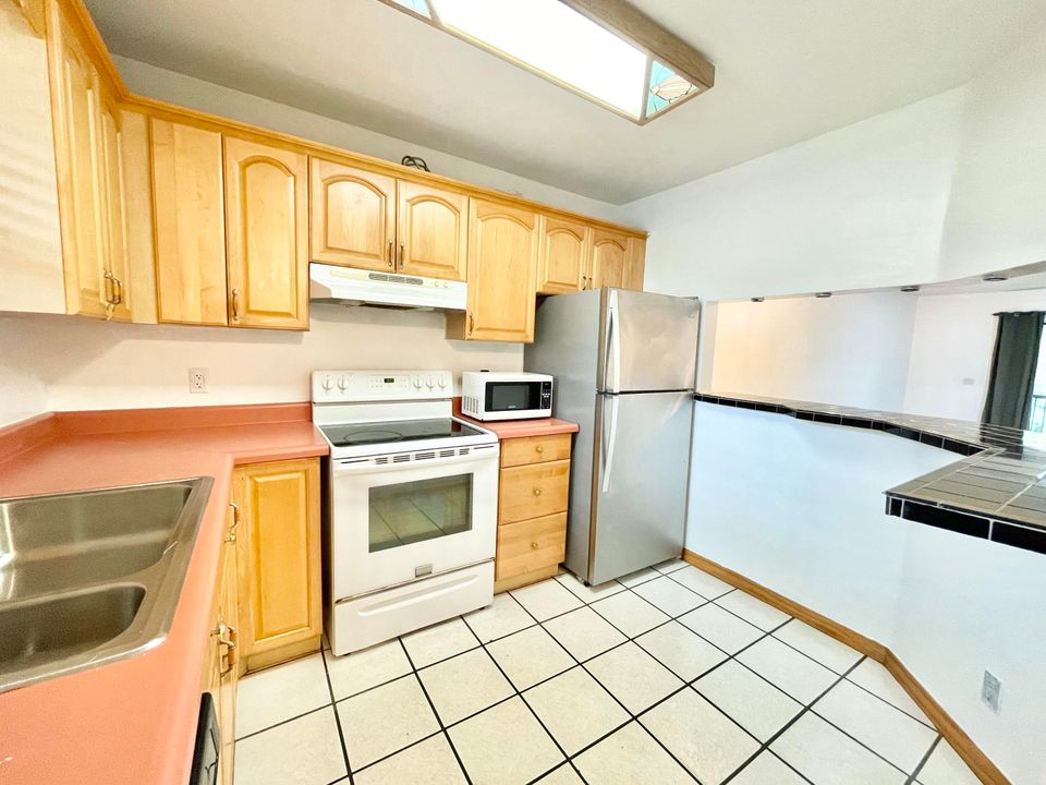 For Rent: $2,100 (2 beds, 2 baths, 858 Square Feet)